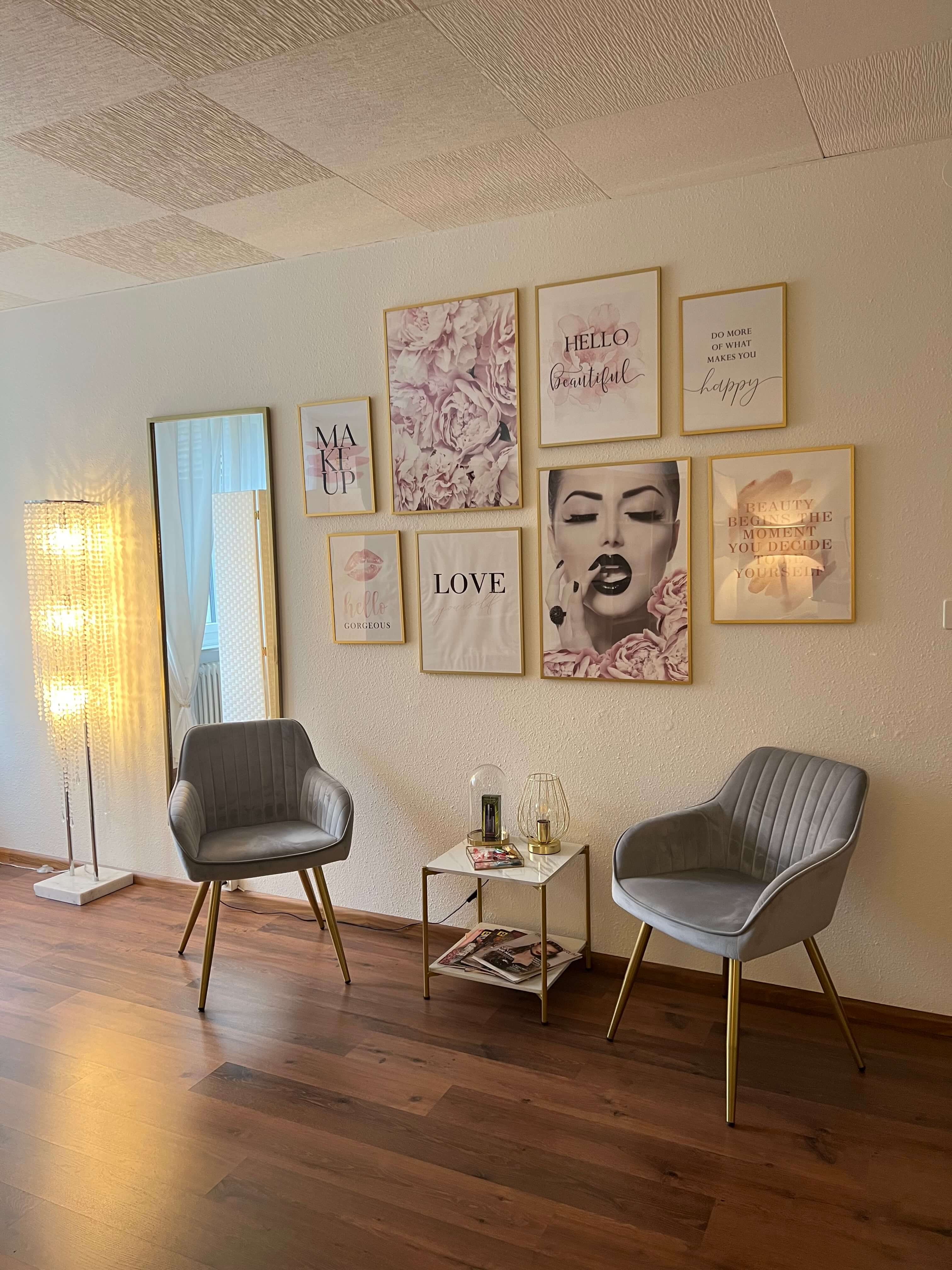 Empfangsbereich Kosmetikstudio Basel – Salon de Beauté mit Gold-Akzenten und Gallery-Wall