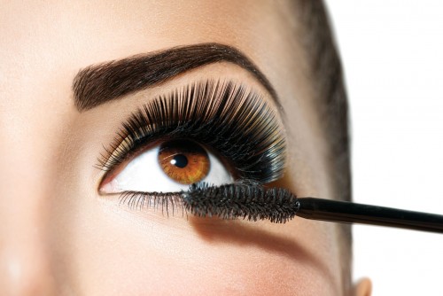 Wimpern und Augenbrauen